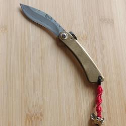 Couteau type higonokami kukri Damas san-maï stylisé.