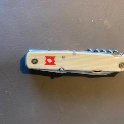 un couteau ancien multifonction de marque suisse