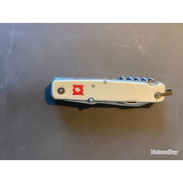 un couteau ancien multifonction de marque suisse