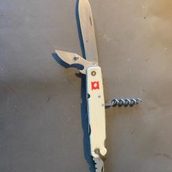 un ancien couteau multifonction suisse de la marque vitorinox