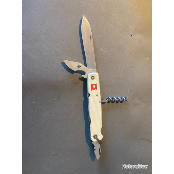 un ancien couteau multifonction suisse de la marque vitorinox
