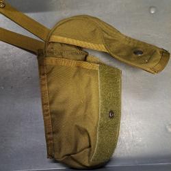 Poche multi usages ou chargeur blackhawk. Système Molle.