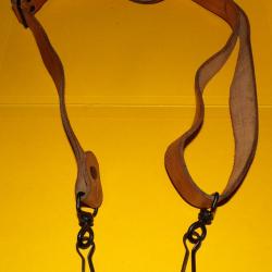 BRETELLE EN CUIR POUR PISTOLET MITRAILLEUR  MAT 49 , LA BRETELLE EN CUIR ETAIT PLUTOT RESERVE