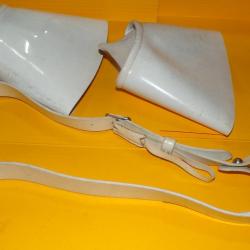 BAUDRIER BLANC ET UNE PAIRE DE CRISPINS DES MOTARDS DE LA GENDARMERIE NATIONALE  , BON ETAT VOIR P