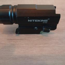 Lampe pour arme de poing munie d'un rail pica NITEKING