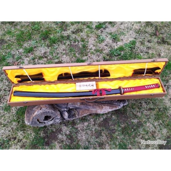 Katana forg acier 1095 lame aiguise gravure ''parl peu, mais agir'' prsentoir et coffret bois