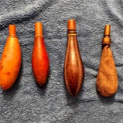 Ancien lot de 4 poire a poudre ou plomb