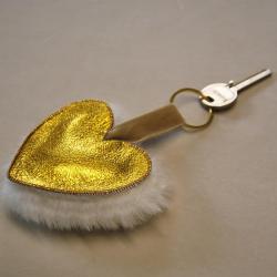 Porte clef Amore mio en cuir irisé doré et mouton blanc véritable