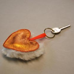 Porte clef Amore mio en cuir orange irisé et peau de mouton écru véritable
