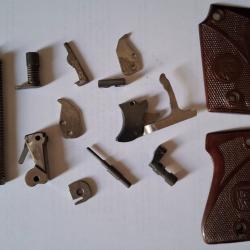 LOT PIECES DETACHEES +  PLAQUETTES PISTOLET UNIQUE MODELE lc CALIBRE 7.65 32