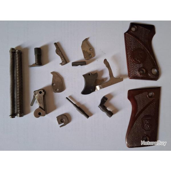 LOT PIECES DETACHEES +  PLAQUETTES PISTOLET UNIQUE MODELE lc CALIBRE 7.65 32