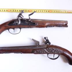 BONNE PAIRE DE PISTOLETS d'officier d&eacute;but 18e sign&eacute;e SOISSON &agrave; GRENOBLE