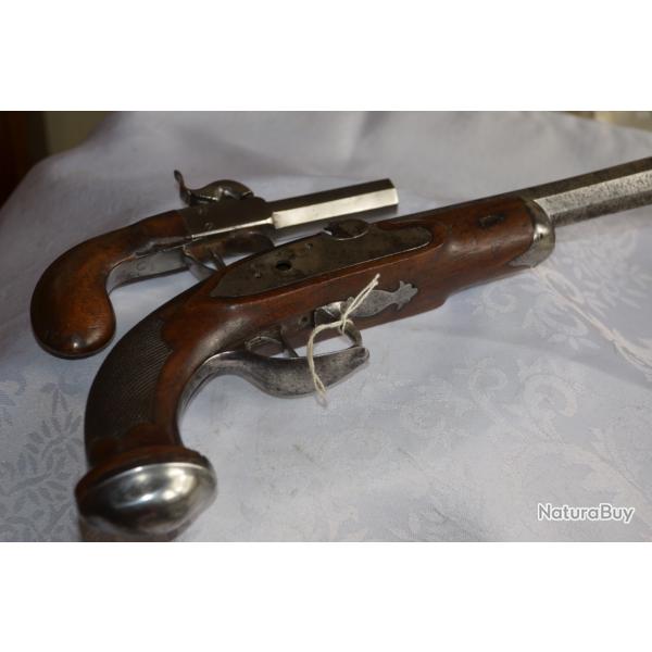 jolis carcasse de pistolet officier a percussion plus un petit pistolet a coffre etat de marche