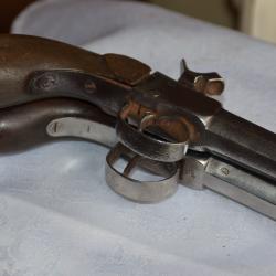 DEUX PISTOLET A CAPSULE BONNE JE FOUNI DEUX CHEMINNEES