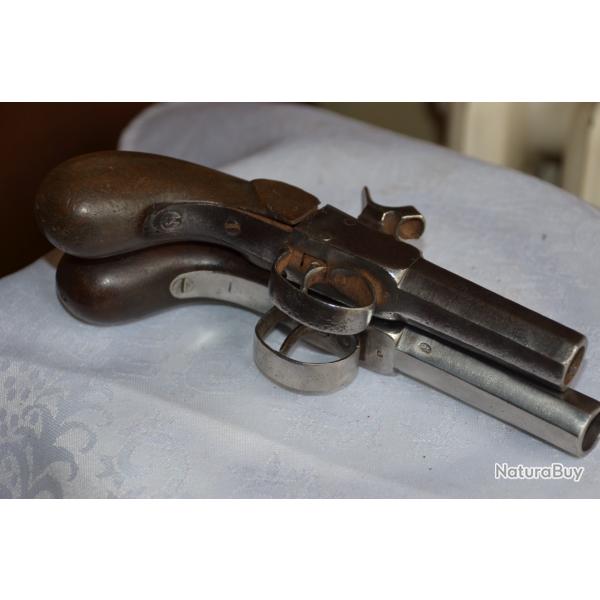 DEUX PISTOLET A CAPSULE BONNE JE FOUNI DEUX CHEMINNEES