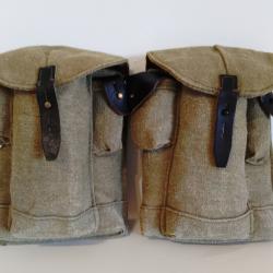 Lot de 2 porte-chargeurs AK-47 période guerre froide de l'armée Tchécoslovaque en excellent état.