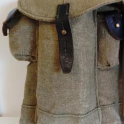 Porte-chargeurs AK-47 période guerre froide de l'armée Tchécoslovaque en excellent état.