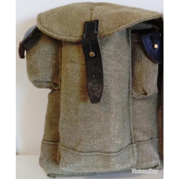 Porte-chargeurs AK-47 priode guerre froide de l'arme Tchcoslovaque en excellent tat.