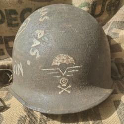 COQUE CASQUE US A IDENTIFIER AVEC INSIGNE PARACHUTISTE PEINT