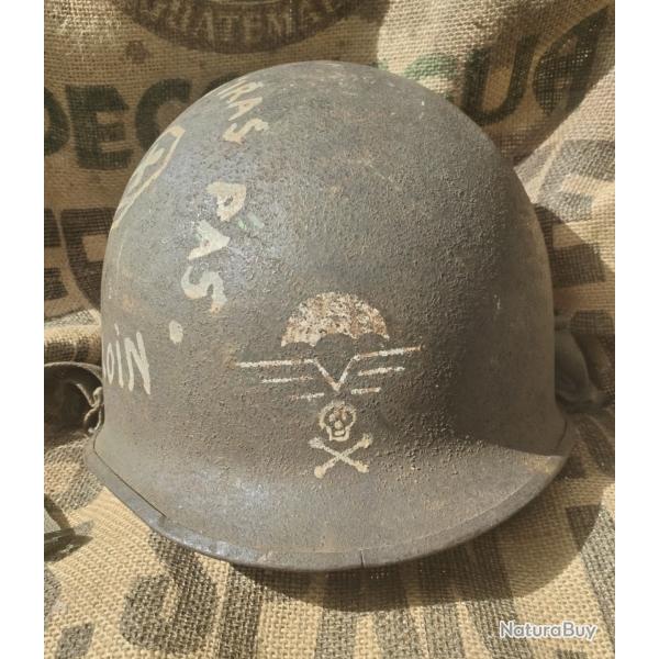 COQUE CASQUE US A IDENTIFIER AVEC INSIGNE PARACHUTISTE PEINT