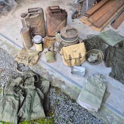 lot de vêtements et matériel militaire divers Jerrican US sac filet casque masque chaussure