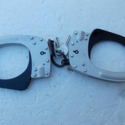 paire de menottes police RIVOLIER ses 2 clés  son étui en cuir et sa chaine d'accompagnement!neuf