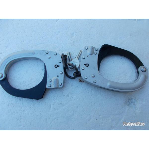 paire de menottes police RIVOLIER ses 2 cls  son tui en cuir et sa chaine d'accompagnement!neuf
