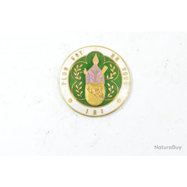 Mdaille badge broche a identifier. Annes 1930. IBI PLUS EST EN VOUS. Religieux cole association?