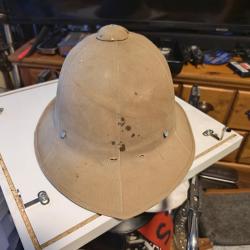 Casque colonial français quelques tâches mais en très bon état dans son jus