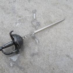 Coupe papier vintage en forme d'épée en métal, représentant l'épée de Carlos III - Espagne (XXé)