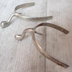 Ancienne paire d'éperons pour chaussures de sortie ou bottes pour officier suisse