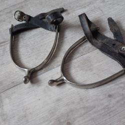 Ancienne paire d'éperons pour bottes d'officier de cavalerie suisse avec cuirs