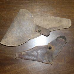 Deux étuis pour petits revolvers