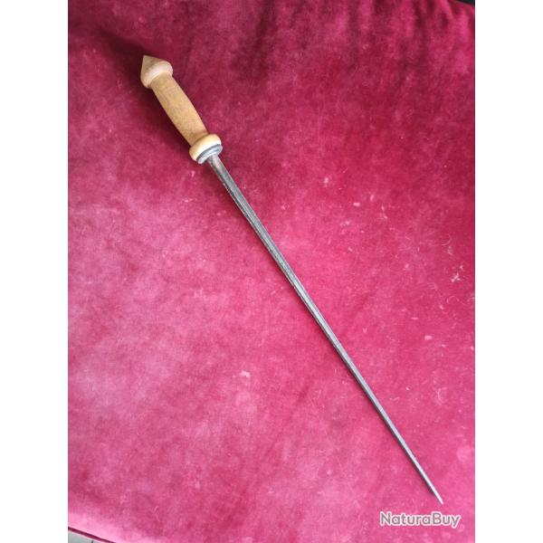 Poignard artisanal configur  l'aide d'une lame de baonnette Lebel avec poigne bois
