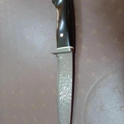Superbe couteau forgé par JP Sire  Damas barreaux , Manche phacochère ébène du Gabon