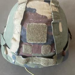 un sur casque en toile camouflée avec sa coque plastique