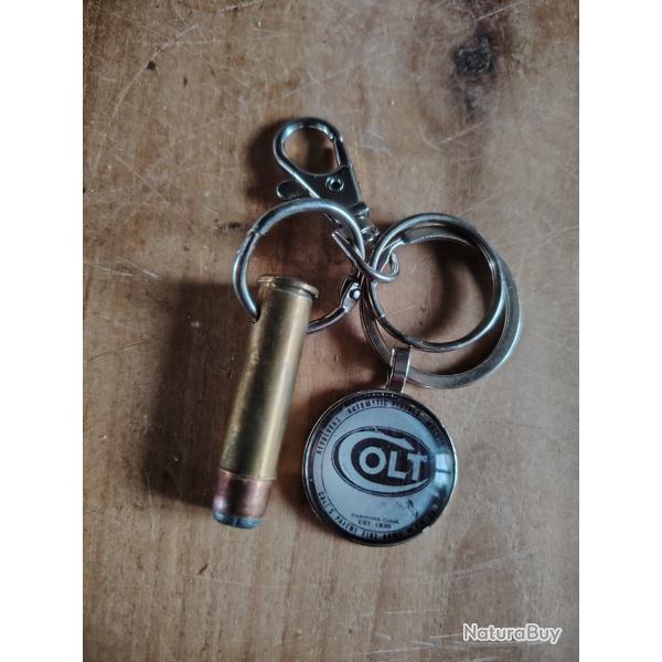 Porte clefs avec munition de manipulation 357 magnum et mdaillon Colt