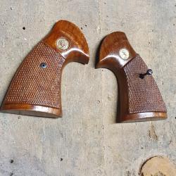 Poignée  Colt Python  crosse  bois  d'origine  revolver Python en l'état