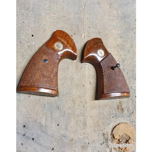 Poigne  Colt Python  crosse  bois  d'origine  revolver Python en l'tat