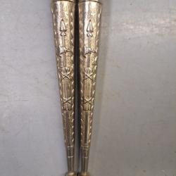 Lot de deux ferrets de fourragère ou d épaulettes . Couleur argent