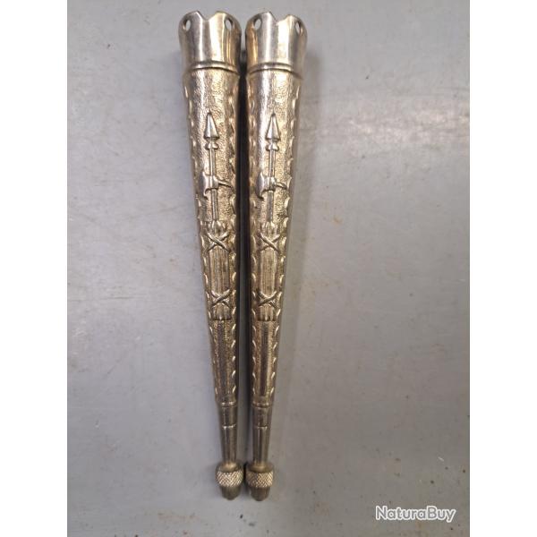 Lot de deux ferrets de fourragre ou d paulettes . Couleur argent