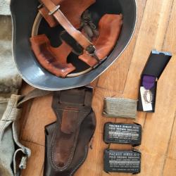 Lot casque suisse 2ème Guerre mondiale, musette, pansements, médaille argent, étui revolver