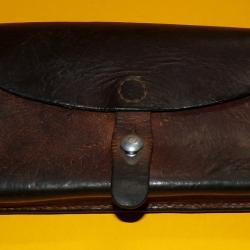 ARMEE SUISSE :ETUI EN CUIR POUR CARTOUCHIERE DE L'ARMEE SUISSE , DATE 1964  FABRICANT DANS LE TAMPON