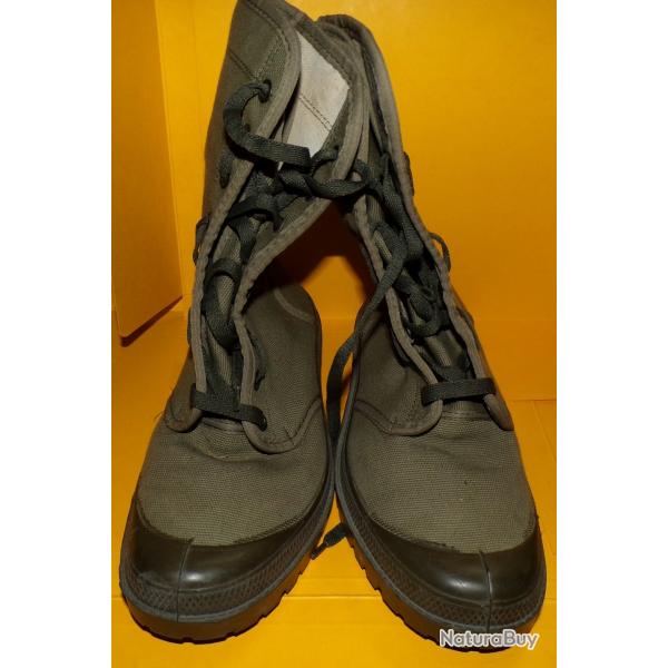 PATAUGAS DE MARCHE DE L'ARMEE DE L'AIR  FRANCAISE, POINTURE 39 , NEUF . FABRICATION FRANCAISE  , VOI