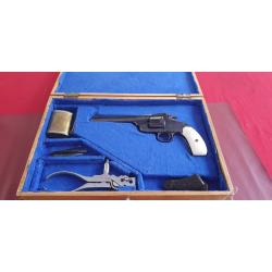 COFFRET SMITH WESSON 32.44 TARGET LUXE AVEC UNIQUE ACCESSOIRE EXCLUSIF À CE MODÈLE.
