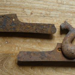 Deux platines de fusil pour les pièces