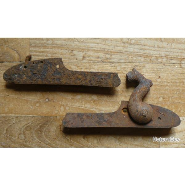 Deux platines de fusil pour les pièces