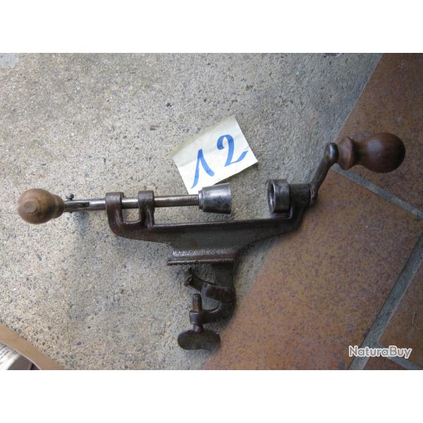 UN SERTISSEUR CAL 12 A7