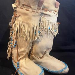 Jolie paire de mocassins montants  indiens des plaines taille 38 perlés
