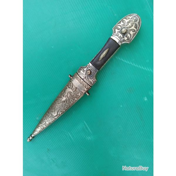 EMPIRE OTTOMAN PETIT POIGNARD KINDJAL AVEC SON FOURREAU  .  19eme Sicle .